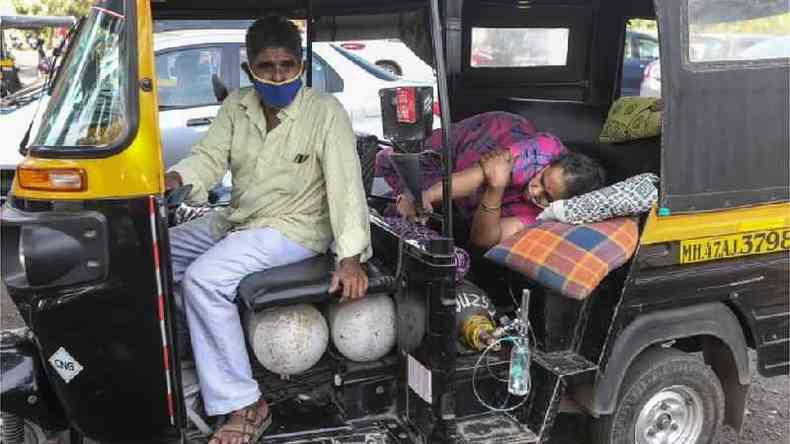 Mulher deitada  espera de assistncia mdica; Delhi tem uma das melhores instalaes de sade da ndia, mas chegou a mais de 99% dos leitos de terapia intensiva ocupados(foto: EPA)