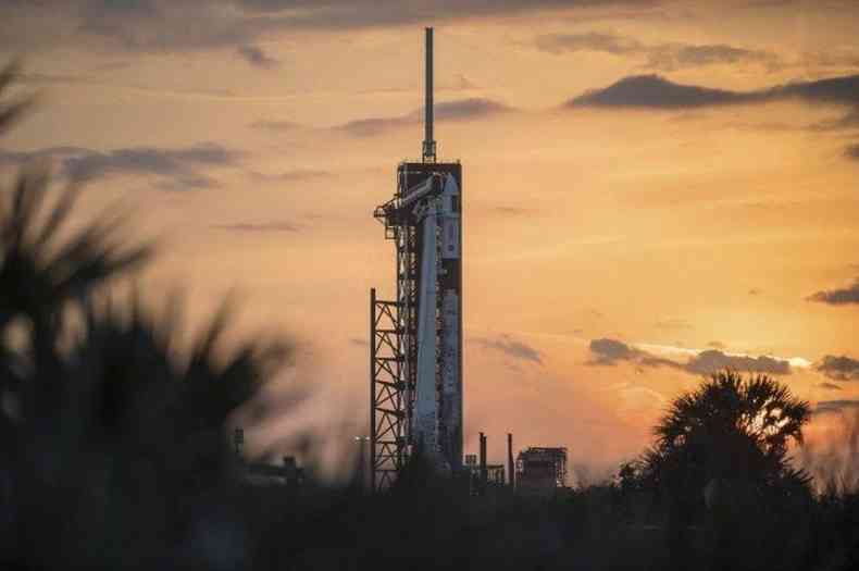 Esta foto da NASA mostra um foguete SpaceX Falcon 9 com a nave Crew Dragon (foto: Joel KOWSKY / NASA / AFP)