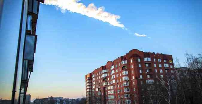 Momento em que o meteorito cruza o cu na Rssia antes da queda(foto: AFP PHOTO / 74.RU/ OLEG KARGOPOLOV )