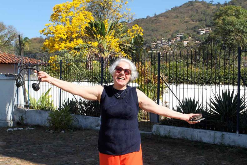 Em sua caminhada, Virgnia se inspira na florao exuberante: ' um presente da natureza'