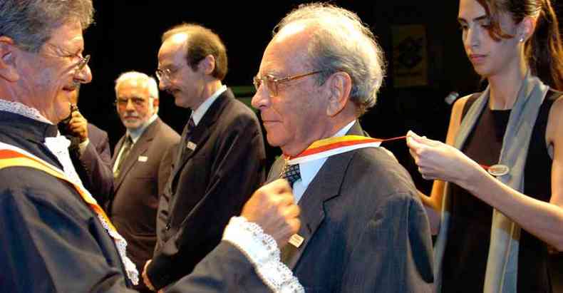 O jornalista recebe a medalha da Ordem do Mrito Judicirio do Trabalho, entregue pelo juiz Ari Rocha, em cerimnia em 2005 (foto: Marcelo Sant%u2019anna/Estado de Minas - 16/6/05)