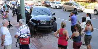 A frente da BMW ficou parcialmente destruda por causa do acidente(foto: Cristina Horta/EM/D.A.Press)