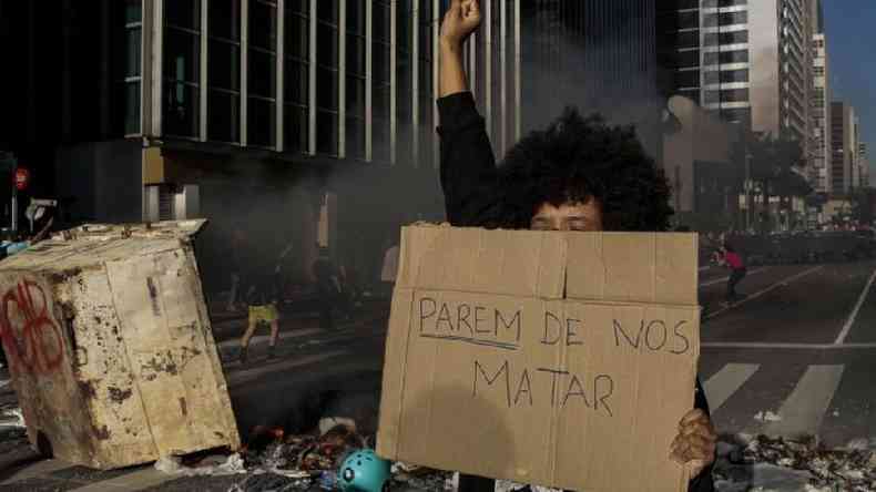 A populao negra  a maior vtima da violncia no Brasil; acima, protesto contra a violncia em So Paulo, em maio de 2020(foto: Getty Images)