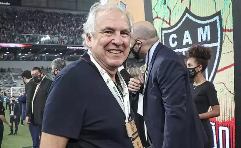 Rubens Menin de camisa preta em campo durante comemorao de ttulo do Atltico 
