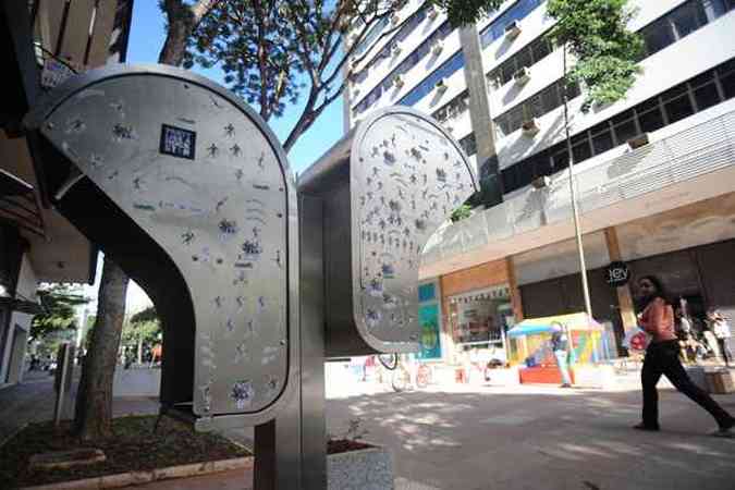 Enquanto alguns usam o tempo para pregar adesivos, outros se dedicam a dar oficina para as crianas(foto: Leandro Couri/EM/DA Press)