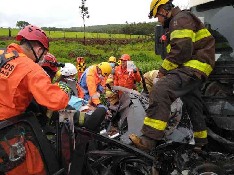 Bombeiros resgatam vítima de acidente