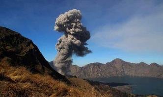 Ação do vulcão Monte Rinjani no último domingo(foto: PIKONG/AFP) Ação do vulcão Monte Rinjani no último domingo(foto: PIKONG/AFP)
