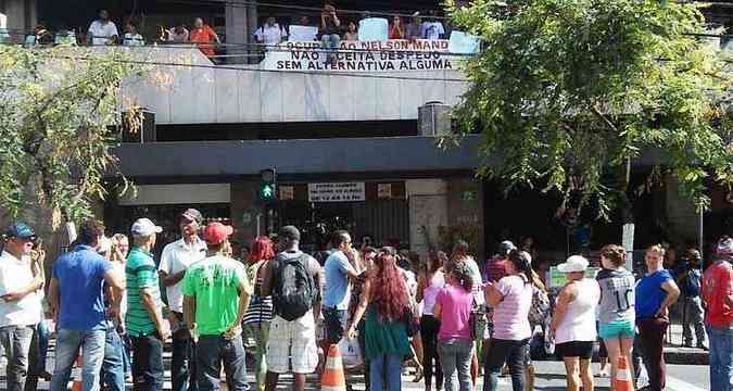 Protesto em frente ao prdio da URBEL reivindica a incluso de famlias em programas de habitao em BH(foto: Paulo Filgueiras/EM/D.A Press)