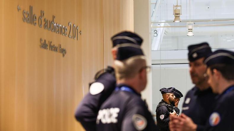 Policiais montam guarda do lado de fora da sala de audincia no dia do veredicto no julgamento relacionado ao acidente do voo Rio-Paris AF447 em 2009, no Palais de Justice em Paris, 17 de abril de 2023