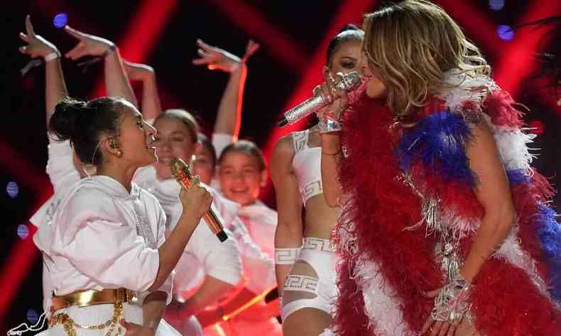 Emme Muniz canta com a me, Jennifer Lopez, no Super Bowl, em Miami