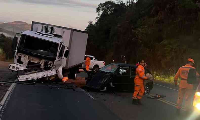 acidente entre carro e caminho na BR-381