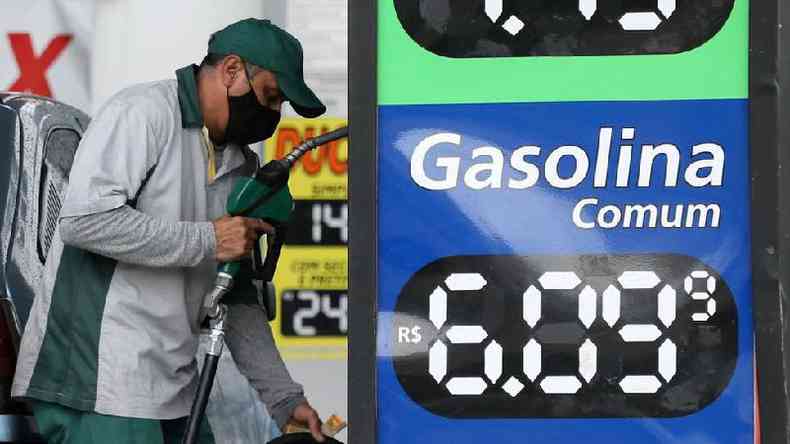 Posto de gasolina com cartaz anunciando combustvel a R$ 6,09