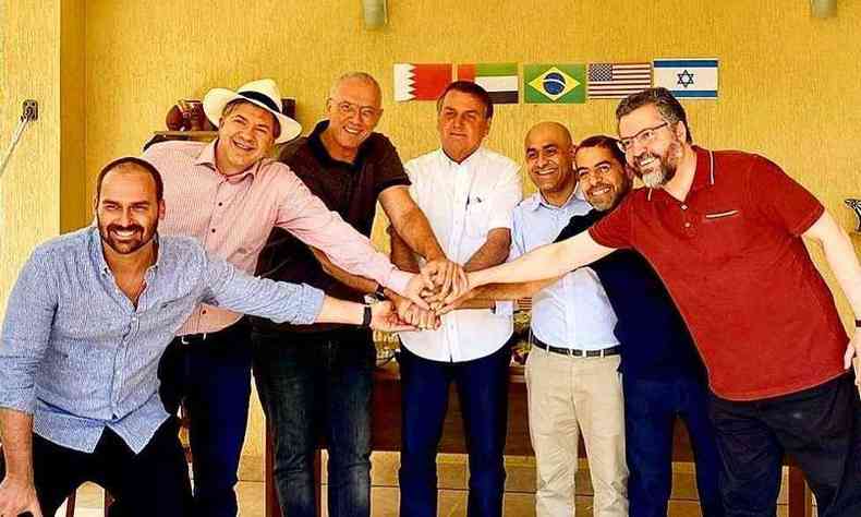 Diplomatas e presidente estiveram juntos neste domingo.(foto: Reproduo/Facebook Jair Bolsonaro)