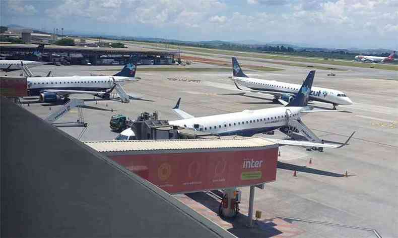 Avies da Azul posicionados no Aeroporto de Confins(foto: Paulo Filgueiras/EM/DA Press)