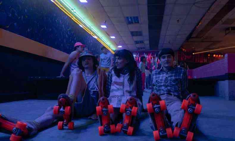 Mike, Eleven e Will na pista de patinao