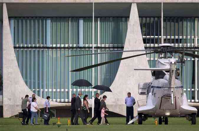 Presidente reeleita, Dilma Rousseff no momento em que embarcava com destino a Bahia acompanhada da filha Paula e do neto, Gabriel(foto: REUTERS/Ueslei Marcelino )