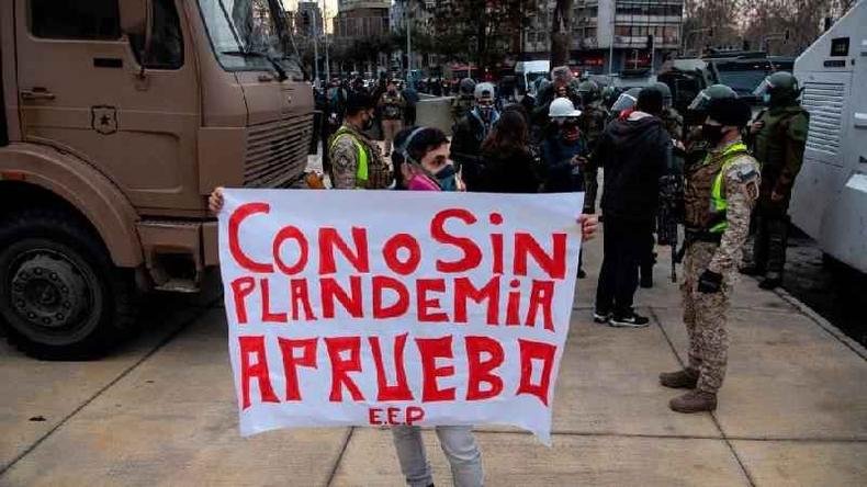 Manifestante segura cartaz que diz: 'Com ou sem pandemia, aprovo!'(foto: Getty Images)