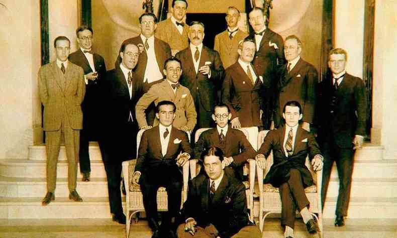 Foto de integrantes da Semana de Arte Moderna de 1922, no Theatro Municipal de So Paulo. Oswald de Andrade est  frente, sentado no cho. Os demais esto em p, atrs dele
