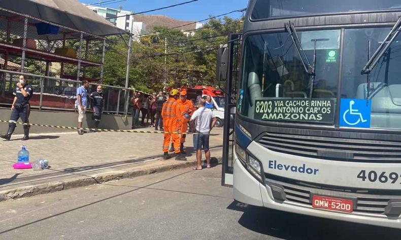 Adolescente teria ido parar embaixo de ônibus e não resistiu(foto: Corpo de Bombeiros de Minas Gerais/Divulgação) Ônibus no bairro Buritis em local isolado pelo corpo de bombeiros