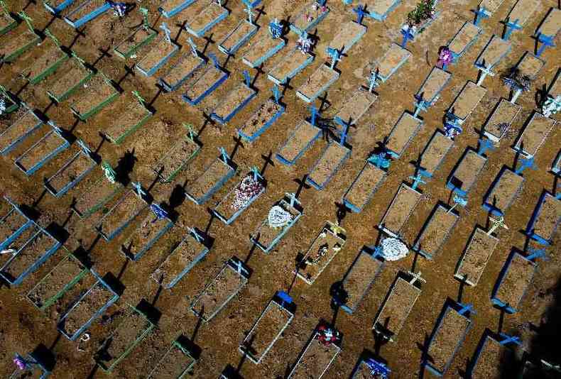Vista area do Cemitrio Nossa Senhora Aparecida, em Manaus (AM), 14 dias antes de o Brasil atingir a marca de 400 mil mortes pela COVID-19(foto: Michael Dantas/AFP - 15/4/21)