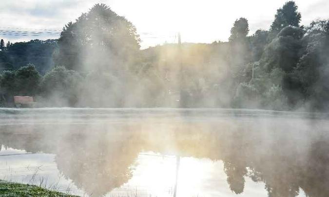 Com temperaturas em torno de 4,5 graus, moradores de Monte Verde acordaram com geada na cidade nesta manhã (foto: Ricardo Cozzo/ Divulgação) Com temperaturas em torno de 4,5 graus, moradores de Monte Verde acordaram com geada na cidade nesta manhã (foto: Ricardo Cozzo/ Divulgação)