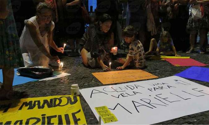 O ato Luzes para Marielle e Anderson reúne manifestantes no Largo do Machado. O público compareceu segurando velas e lanternas(foto: Vladimir Platonow/Agência Brasil) O ato Luzes para Marielle e Anderson reúne manifestantes no Largo do Machado. O público compareceu segurando velas e lanternas(foto: Vladimir Platonow/Agência Brasil)