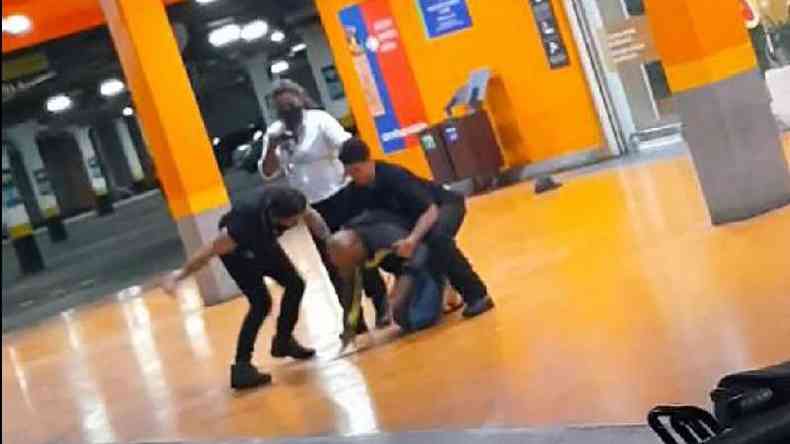 Imagem de agresso no Carrefour, com trs funcionrios ao redor de homem; caso est sendo comparado com o de George Floyd, sufocado por policiais nos EUA(foto: Reproduo)