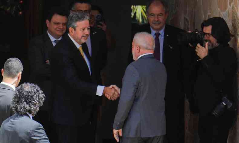 Arthur Lira cumprimentando Lula com diversos polticos a volta