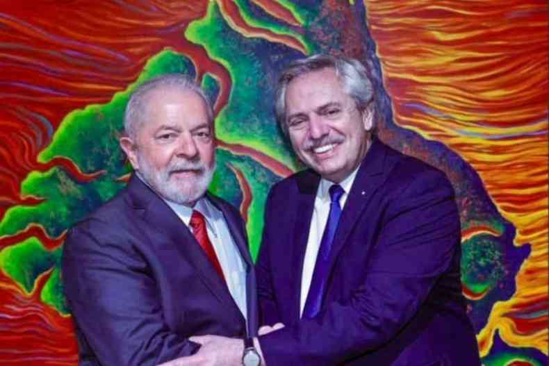Lula e o presidente da Argentina, Alberto Fernndez, lado a lado, abraados