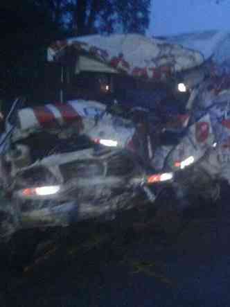 Ambulncia foi atingida de frente por carreta(foto: Reproduo de Whatsapp)
