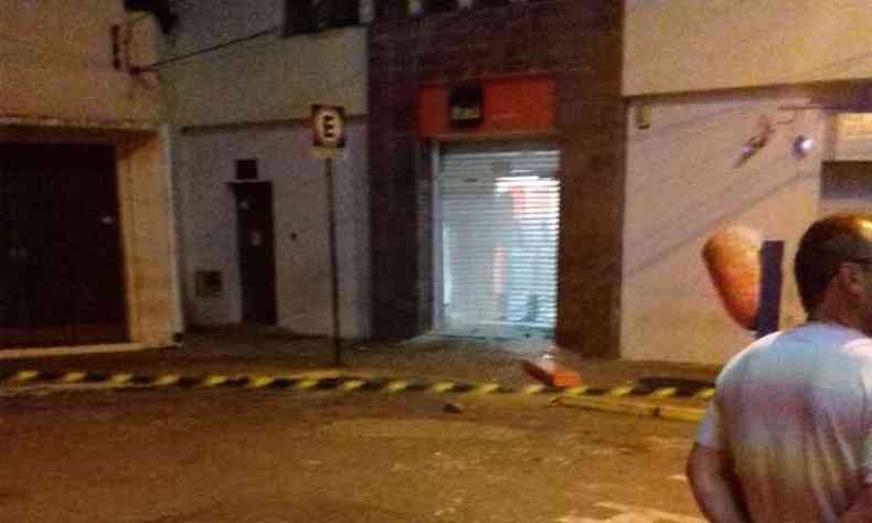 Portas do banco Ita de Pitangui foram danificadas pelos assaltantes(foto: PMMG/Divulgao)
