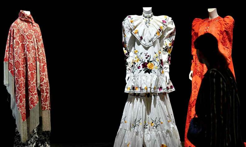 Roupas expostas em mostra parisiense dedicada a Frida Kahlo