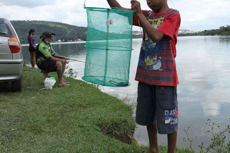A famlia de Gilson pesca unida. Para ele, os pescadores deveriam ser permitidos, pois no causam aglomeraes(foto: Edsio Ferreira/EM/D.A.Press)