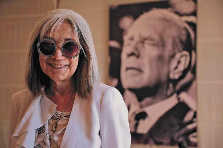 Viva de Jorge Luis Borges, Mara Kodama e no fundo da foto quadro do escritor argentino Jorge Luis Borges
