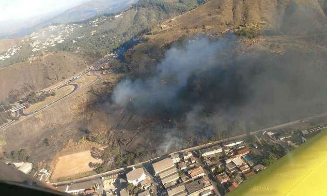 O novo foco está concentrado no Morro do Cachimbo, próximo ao Bairro Olhos D'água(foto: Corpo de Bombeiros/Divulgação) O novo foco está concentrado no Morro do Cachimbo, próximo ao Bairro Olhos D'água(foto: Corpo de Bombeiros/Divulgação)