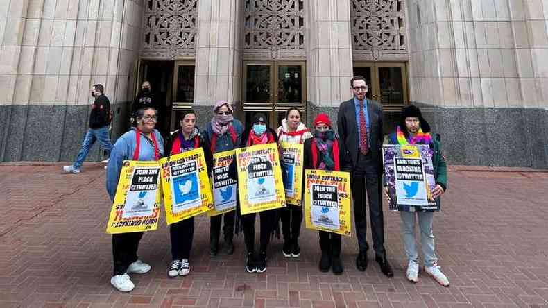 Funcionrios da limpeza demitidos do sindicato do Twitter protestam na sede da empresa em San Francisco