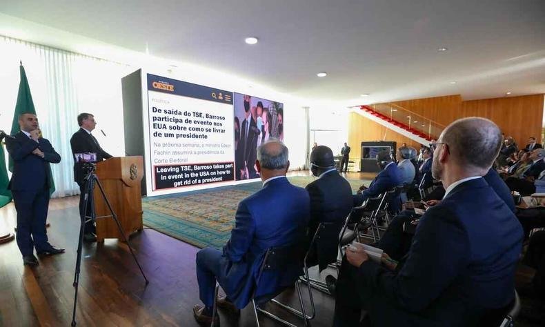 Durante reunião com diplomatas e embaixadores, Jair Bolsonaro (PL) atacou o sistema eleitoral brasileiro(foto: Clauber Cleber Caetano/PR) Durante reunião com diplomatas e embaixadores, Jair Bolsonaro (PL)