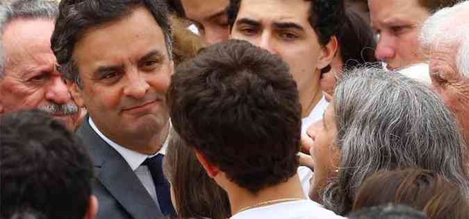 Acio presta condolncias  esposa e aos filhos de Eduardo Campos (foto: AFP )