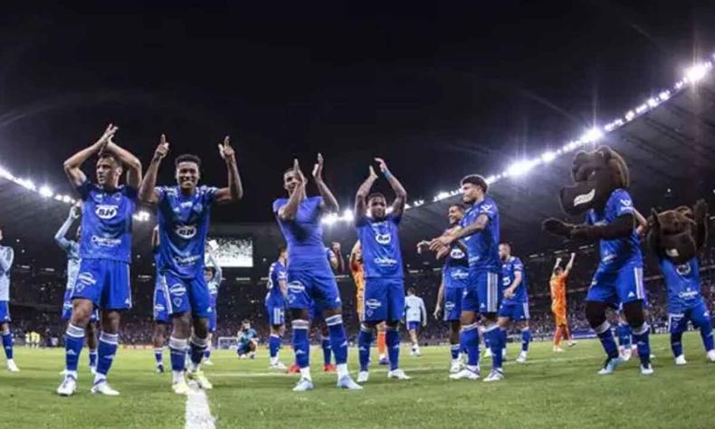 Jogadores do Cruzeiro comemoram a volta para a Srie A do Brasileiro com o ttulo da Segunda Diviso