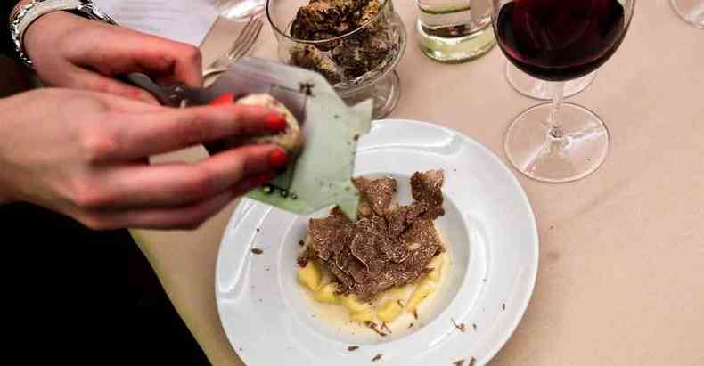 No jantar no Osteria La Madernassa, com duas estrelas Michelin, o visitante aprecia sabores da regio italiana(foto: MIGUEL MEDINA/AFP)