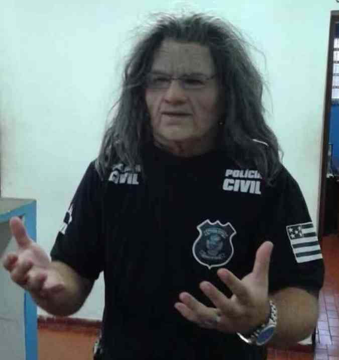 Policial usa a mscara para demonstrar o disfarcePolcia Civil/Divulgao
