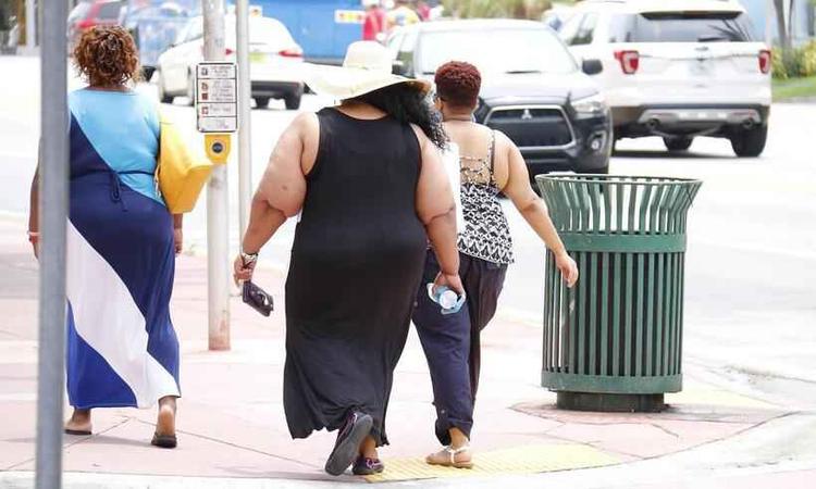 mulheres obesas andando na rua