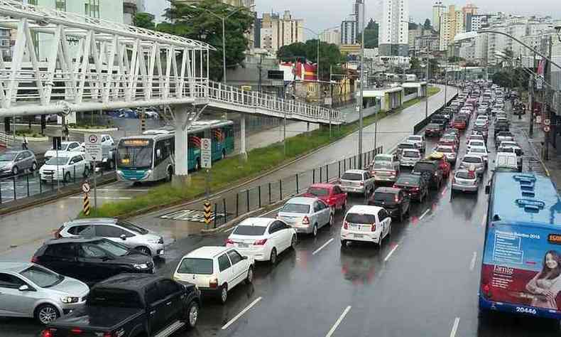 Avenida Cristiano Machado, na Regio Nordeste de BH, tem trnsito lento desde o incio da manh (foto: Jair Amaral: EM/ D.A Press )