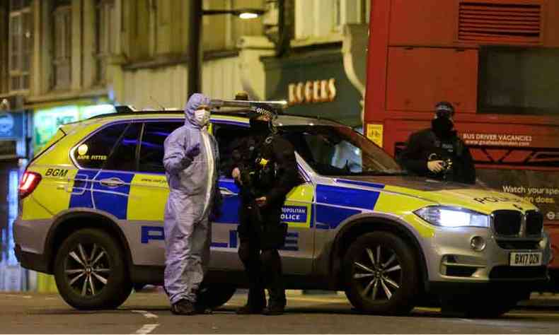 Policiais cercam o local onde trs pessoas foram esfaqueadas e o terrorista baleado na Zona Sul de Londres (foto: Isabel Infantes/AFP)