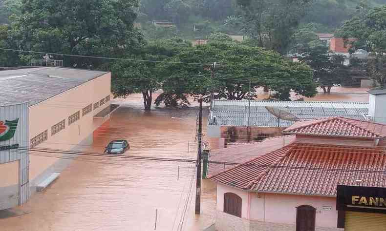 Chuva entre esse sbado (20/02) e este domingo (21/02) castigou a cidade mineira(foto: Thiago Madureira/EM/D. A. Press)