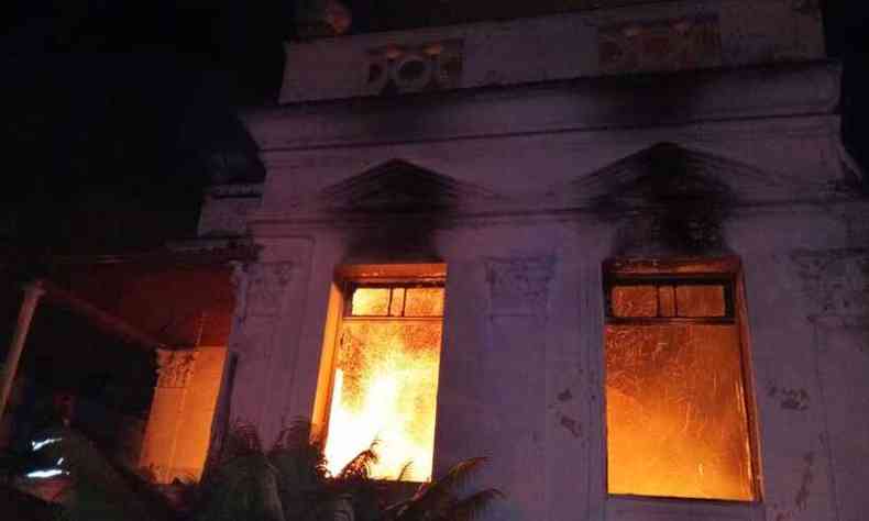 Imvel histrico foi tomado por chamas na noite dessa tera (15)(foto: Divulgao/CBMMG)