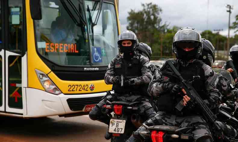 Policiais levam vndalos de Braslia presos