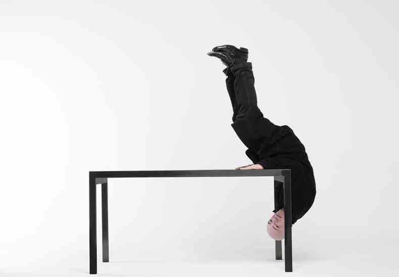 O bailarino Marcelo Gabriel em seu solo Homem com o corao arrancado do peito, de 2018. Ele aproveita a quarentena para ler, fazer ioga e meditar(foto: Daniel Mansur/Divulgao)