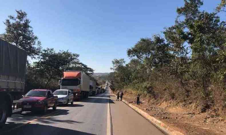 Longos congestionamentos foram registrados na rodovia(foto: Corpo de Bombeiros/Divulgao)