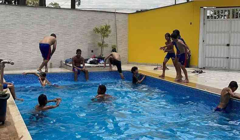 Jovens brincando em piscina